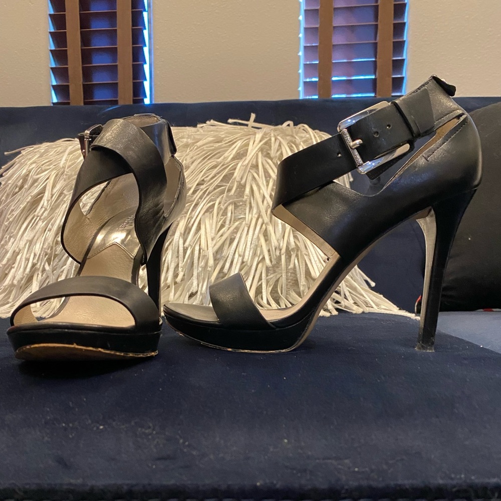 Black high heels - Picture 2 of 3